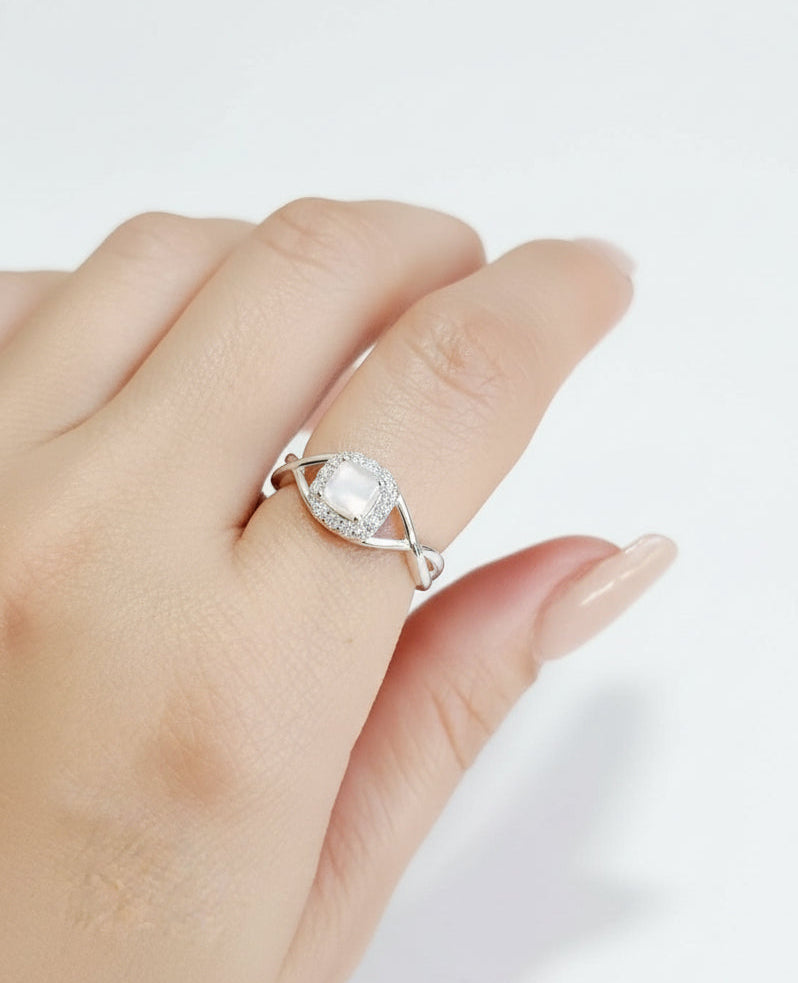 White Natural Mother of Pearl Sterling Silver Ring - view 4